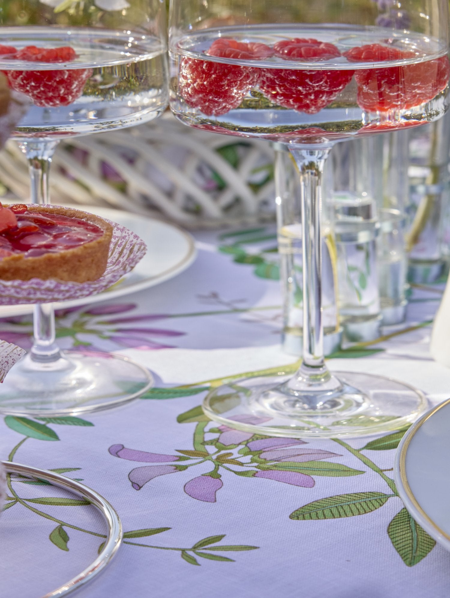 Jacquard Français "Pois de Senteur” (Pink), Woven cotton / linen table runner.