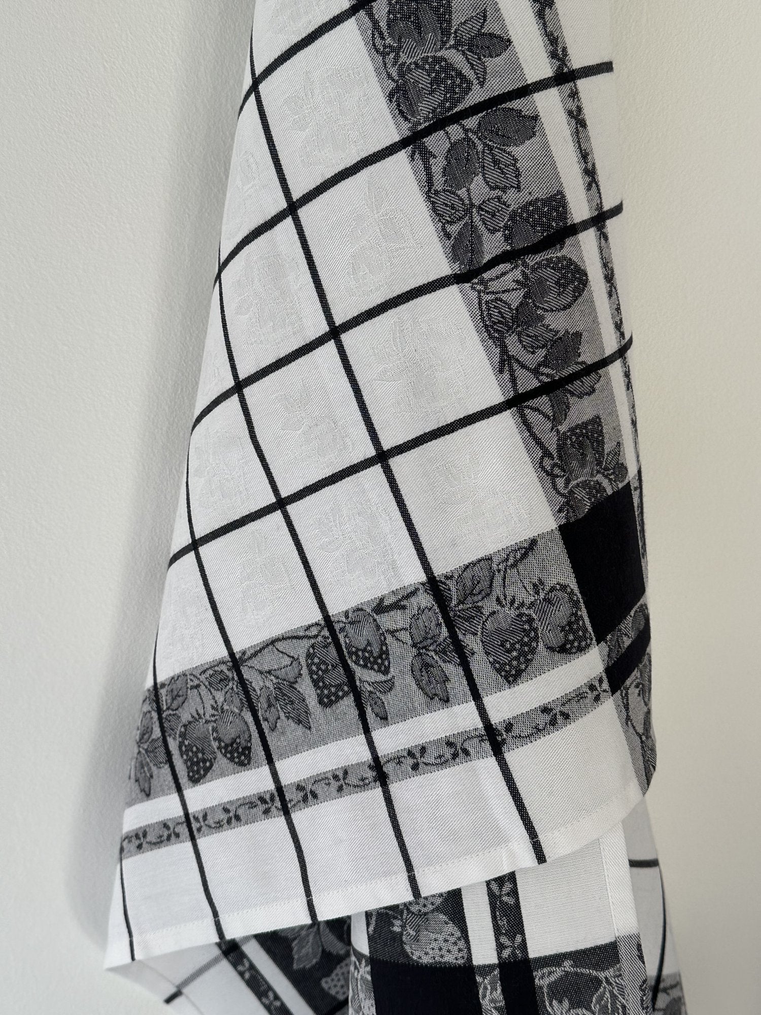 Jacquard Français "Fraises" (Black/White), Woven cotton tea towel. Made in France. - Home Landing